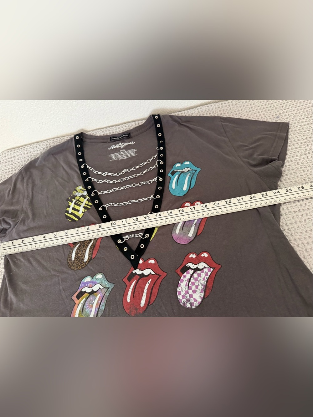 the Rolling Stones Gray V‑Neck Tee with Multicolor Tongue Graphics - Picture 4 of 6